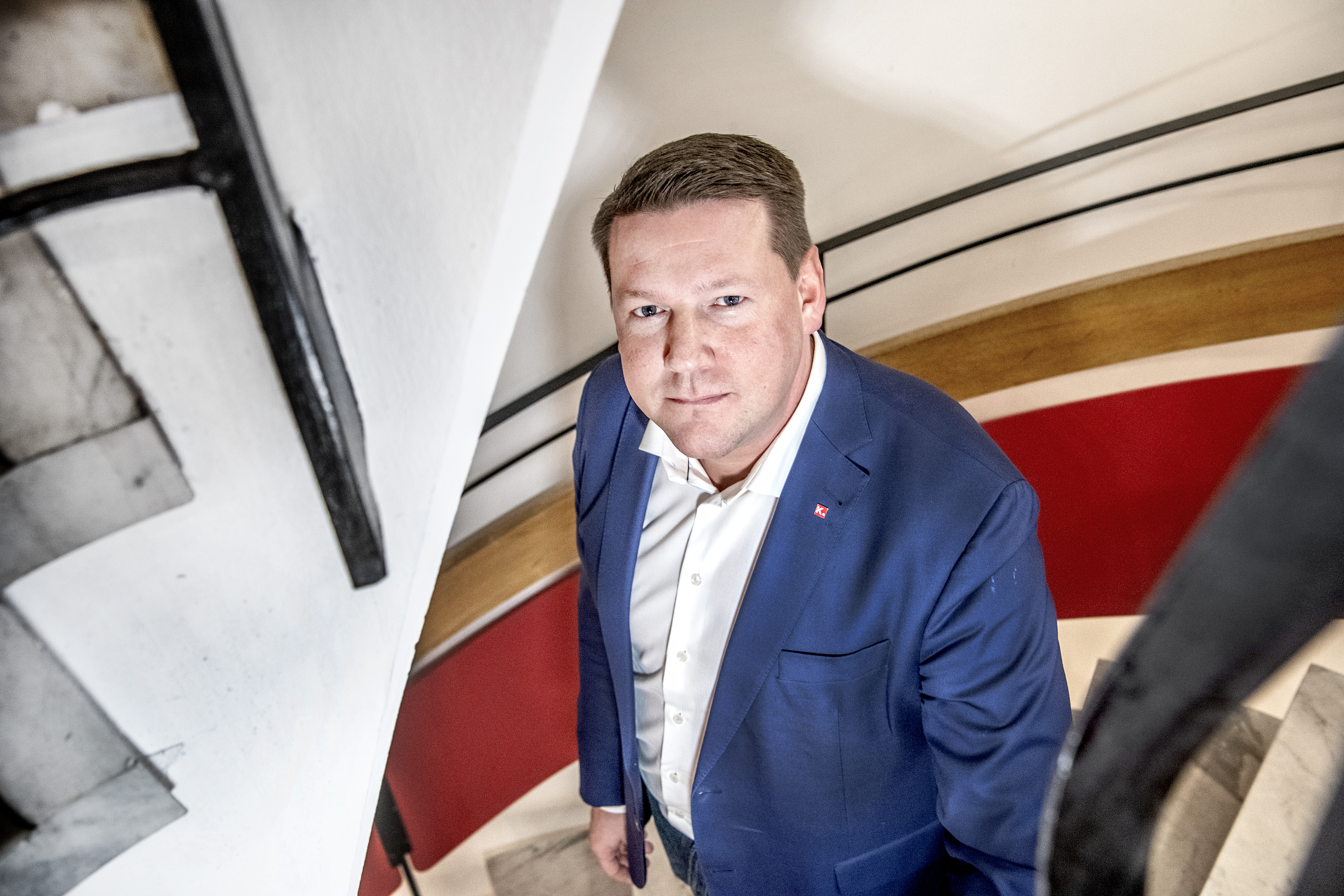 Tobias Baudin i en trappa.