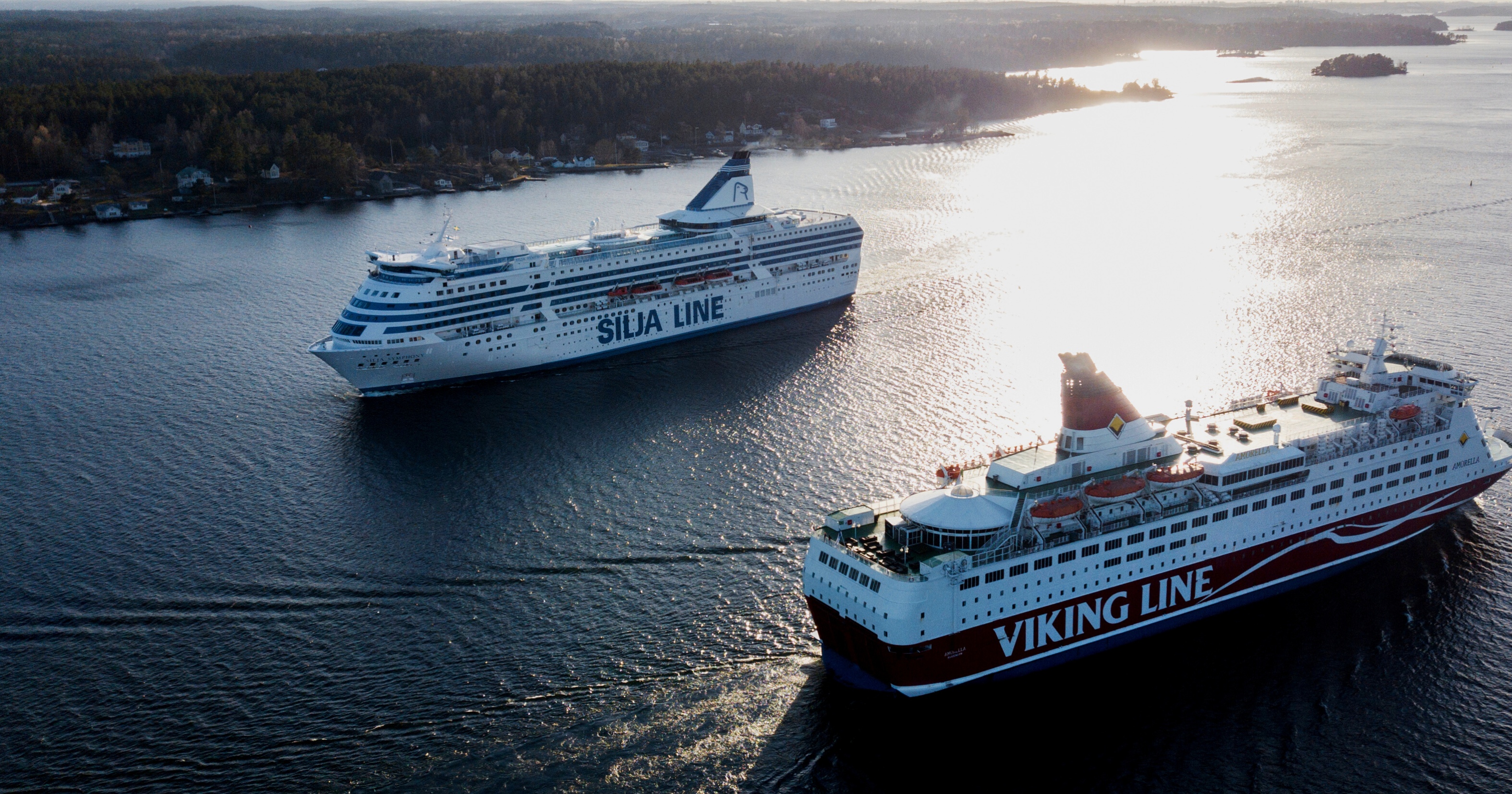Finlandsfärjorna Silja Line och Vinikng Line möts i skärgårdsvik.
